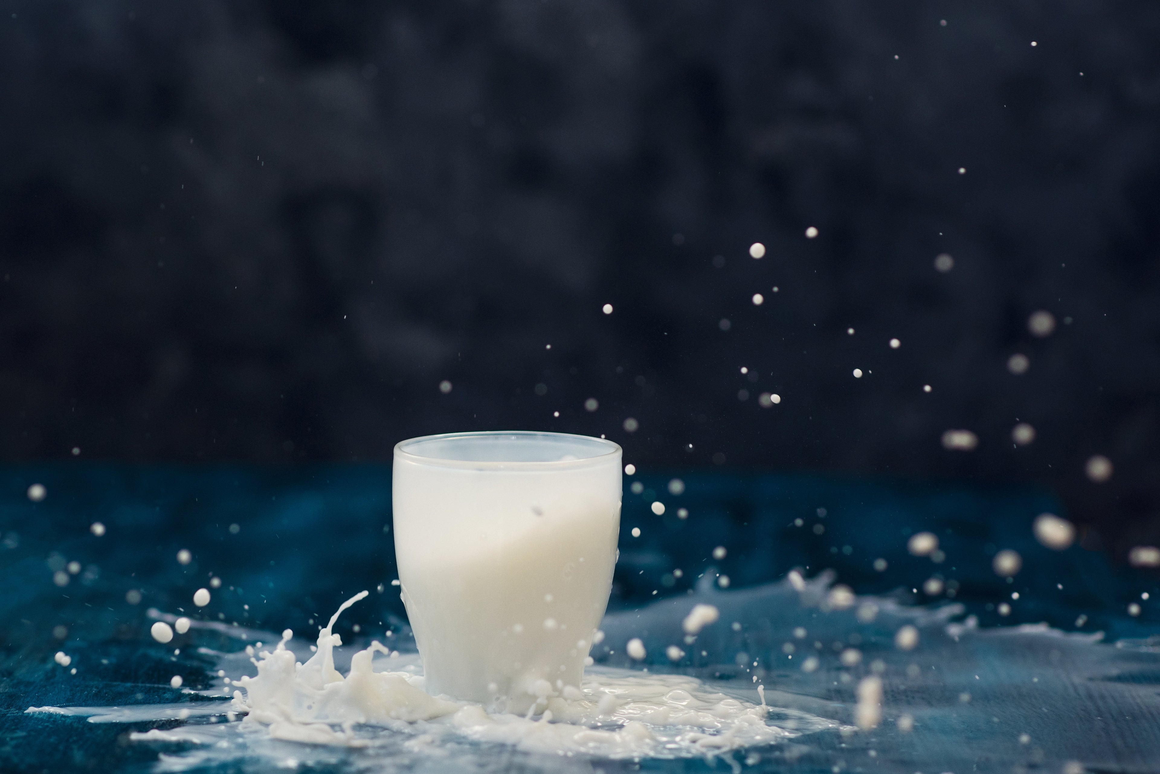 Boire la Whey avec de l'eau ou du lait, c'est quoi le mieux ? Image