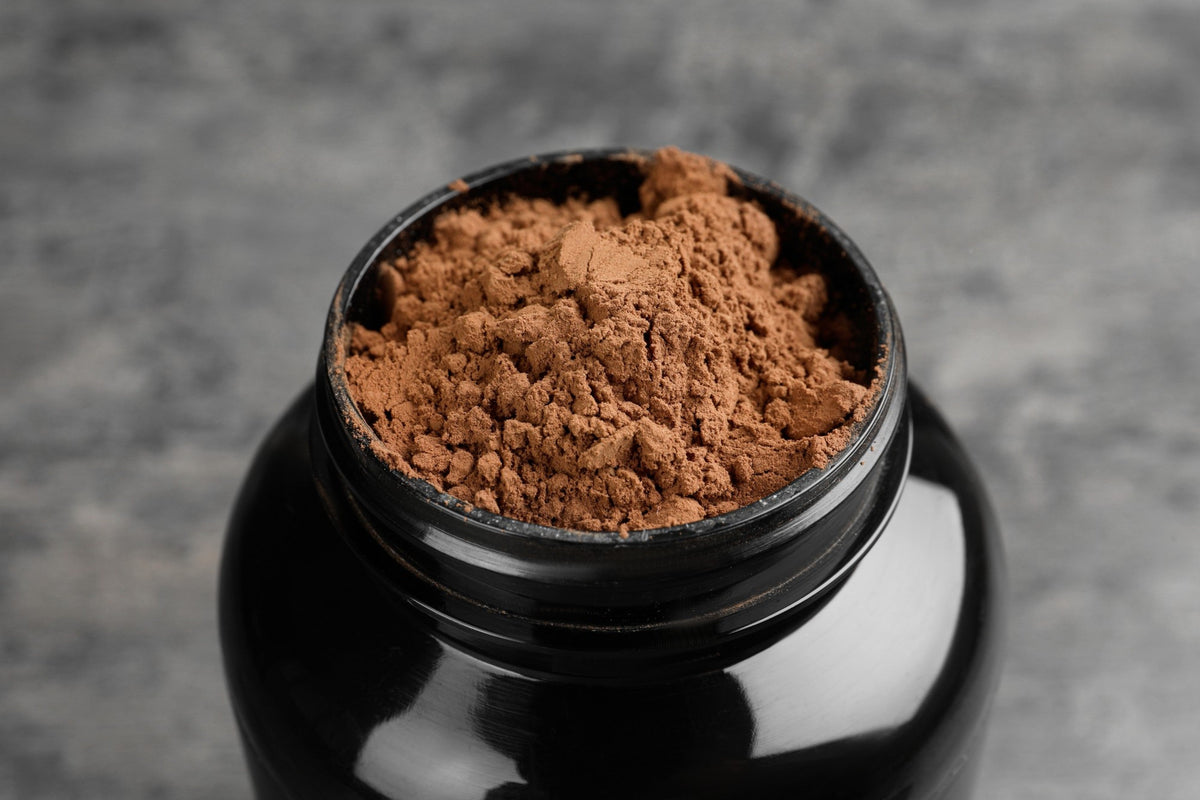 Pot de whey protéine au chocolat ouvert Image